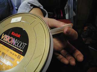 フィルム缶のテープを剥がします