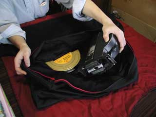 チェンジバックの中に、フィルム缶とマガジンを入れます。