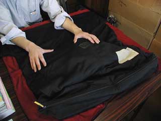 チェンジバックのチャックを完全にしめます。