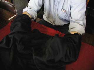 チェンジバックの中に両手を入れます。