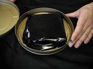 チェンジバックの中でフィルムの缶を開けます。中には、黒い袋に入った生フィルムがあります。