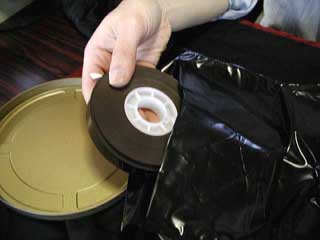 袋からフィルムを取り出します。