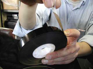 フィルムの端を留めているテープを手探りで探し、剥がします。