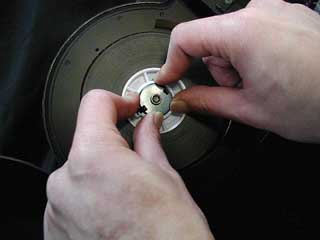 フィルムをマガジンの芯の位置に合わせ、上から押し込みます。この時、フィルムの端を下敷きにしないように注意して下さい。