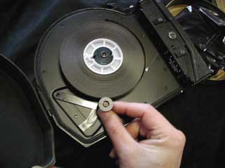 フィルムが芯にしっかり入っている事を確認して下さい。ローラーをフィルムの位置へ当てます。