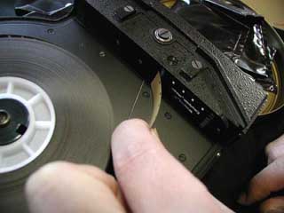 写真の位置にスロットがありますので、手探りでフィルムの先端を中に入れます。