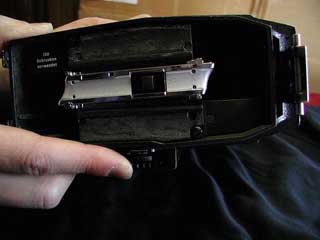 人さし指の位置にあるギアを上手く動かしてフィルムを内部のギアに噛ませます。