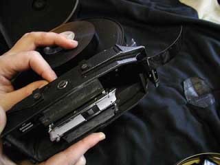 細かくギアを動かし、フィルムのパーフォレーションがギアに噛む様子をイメージして下さい。ギアに噛めばフィルムは素直に送られていきます。