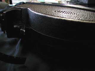 手探りで、蓋の周りを確認します。