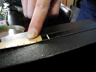 マガジン底面にある、白い線へフィルムの先端を持っていきます。