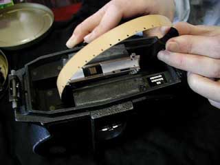 写真のようにフィルムの先端をスロットに差し込みます。