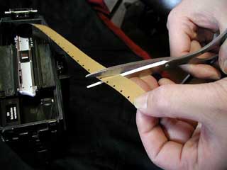 どうしてもうまく入らない時は、写真のようにフィルムを、パーフォレーションの穴を両断するように斜めに切ります。