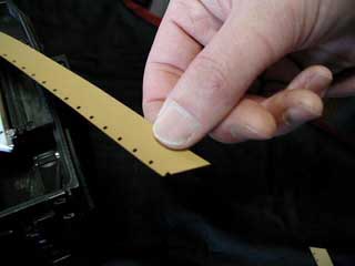 パーフォレーションの穴を両断するように斜めに切れたフィルム