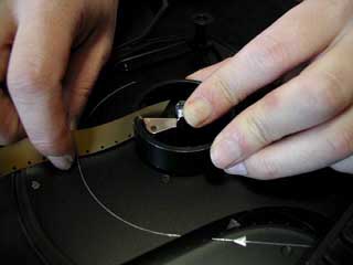 巻き芯にある切り欠きへフィルムをいれます。ロックレバーでフィルムを芯に固定します。