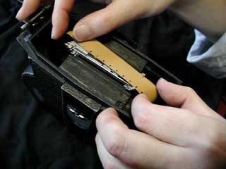 写真のようにプレートにフィルムをセットします。ガイドにフィルムを引っ掛けます。写真では下のガイドにフィルムが掛かっています。