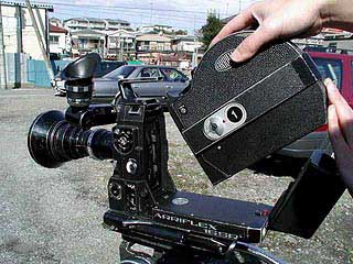 キャメラがしっかりと固定されていることを確認し、マガジンを写真のように持ちます。