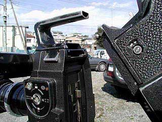 写真のようにマガジンと本体の溝を合わせ、