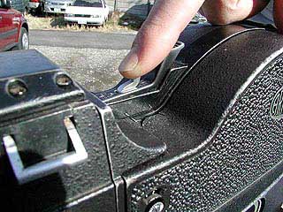 マガジン上部にあるロックレバーを、