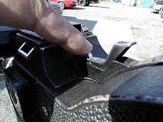 写真のように倒し、ロックします。