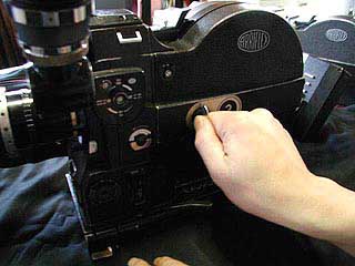 写真の側のマガジンの蓋を開けます。