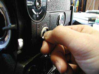 レンズをはずし、写真の位置のレバーを起こし、矢印の方向へ回します。