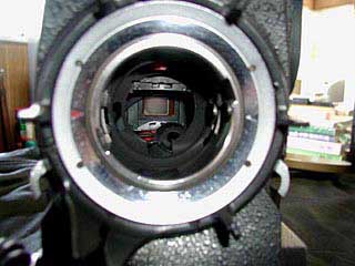 ＳＲは常にミラーポジションでミラーが止まります。写真の状態がミラーポジションです。ミラーがここにある時、ファインダーでレンズを通した被写体が見えます。