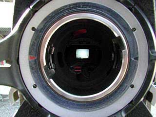 ＳＲはニューアリマウントを採用しています。レンズマウントにある二つの溝に注目して下さい。