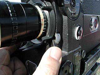 レンズを外す時は、マウントの両脇についているリリースレバーを押しながら、