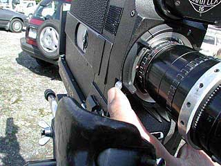 レンズを回して手前に引けばはずれます。